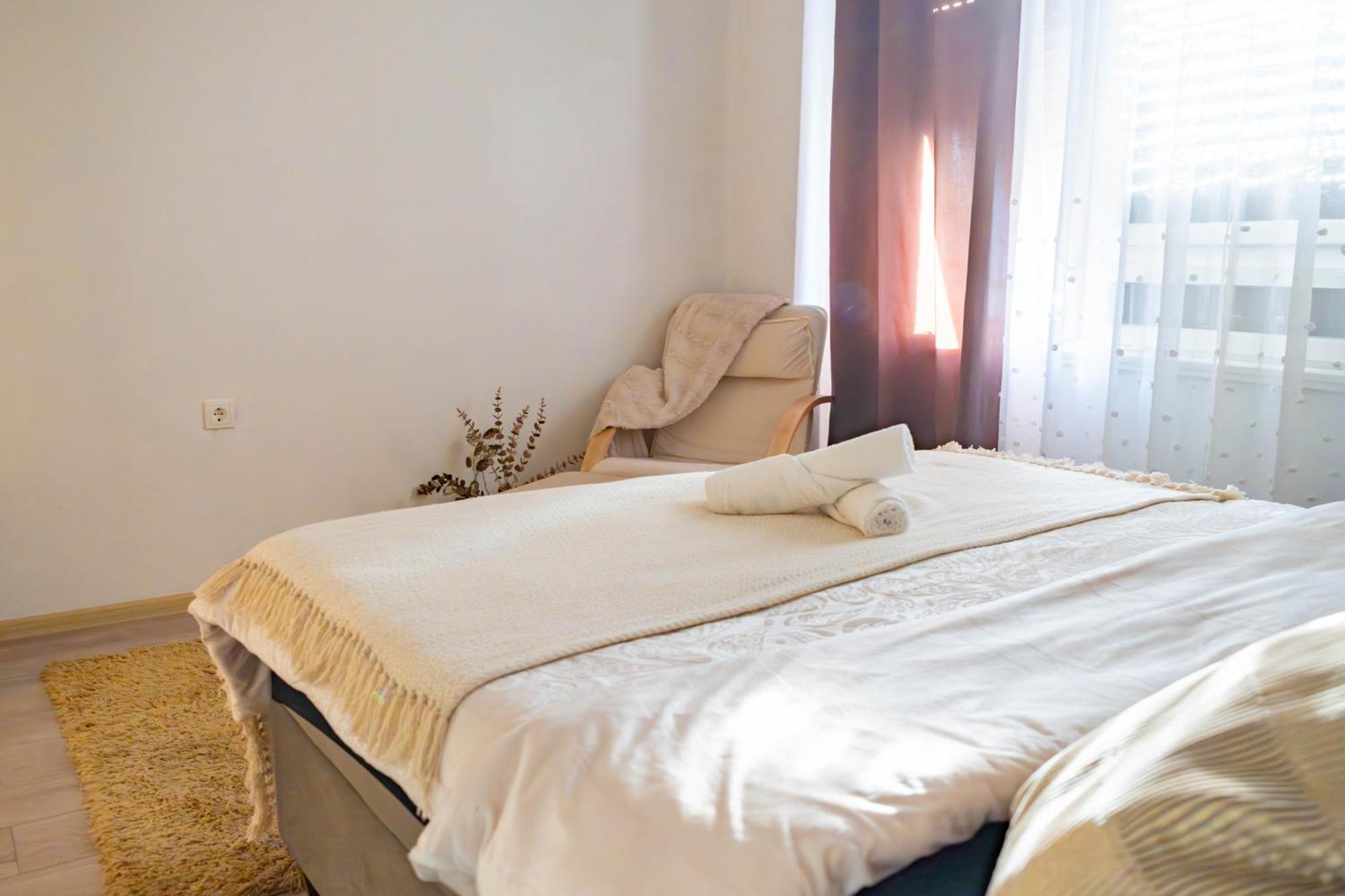 Apartman Lili Knin Exterior photo